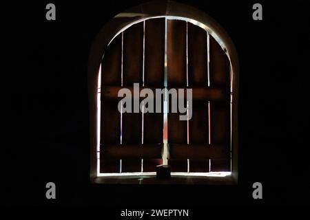 Altes verwittertes geschlossenes Fenster mit Holzläden. Stockfoto