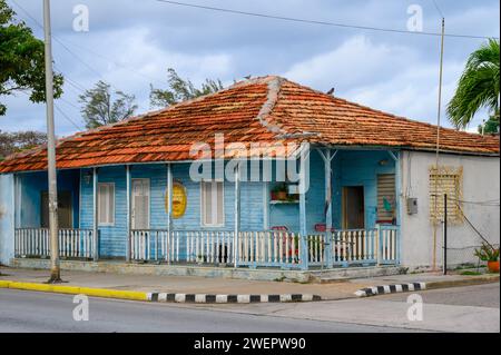 Holzfassade eines Kolonialgebäudes in Varadero, Kuba Stockfoto