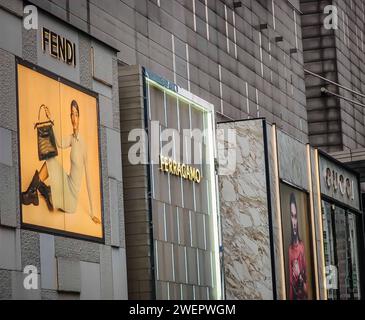 Kuala Lumpur, Malaysia - 26. Januar 2024: Außenansicht von Fendi, Ferragamo, Gucci Geschäften mit Firmenlogos in einem riesigen Luxus-Einkaufszentrum Stockfoto