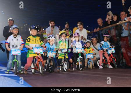 Berlin, Deutschland. Januar 2024. 26.01.2024, Velodrom, Berlin, DEU, 111. Berliner Sechstagerennen, im Bild Kinderrennen, Foto: Jürgen Engler/nordphoto GmbH/dpa/Alamy Live News Stockfoto