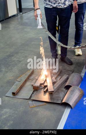 Laserreinigung von Metall. Der Laserstrahl reinigt die Metalloberfläche von Rost. Laser entfernt alten Rost von Metall. Innovation in der Metallverarbeitung. Neue Technologien Stockfoto