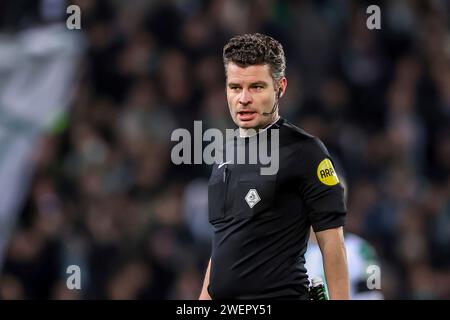 GRONINGEN, LAND WAAR HET PLAATS VINDT - 26. JANUAR: Schiedsrichter Erwin blank schaut beim niederländischen Keuken Kampioen Divisie Spiel zwischen FC Groningen und Jong AZ in Euroborg am 26. Januar 2024 in Groningen an, Land waar het plaats vindt. (Foto: Pieter van der Woude/Orange Pictures) Stockfoto