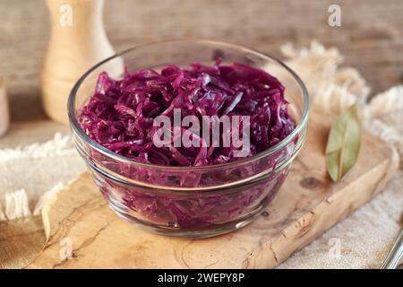 Hausgemachter violetter Kohl oder Sauerkraut in einer Glasschale auf einem Tisch Stockfoto