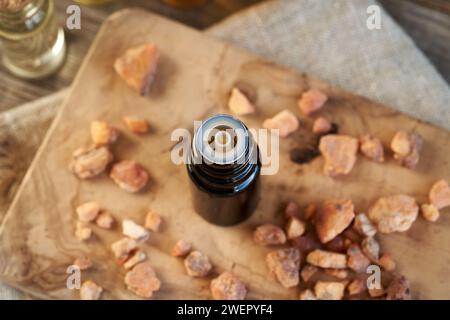 Eine braune Flasche ätherischen Öls mit Styrox-Benzoinharz Stockfoto