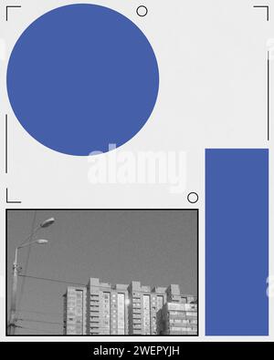 Pädagogische Plakatreihe zur Geschichte der urbanen Architektur. Monochromer Apartmentblock mit abstrakten blauen geometrischen Formen, minimalistischem Design Stockfoto