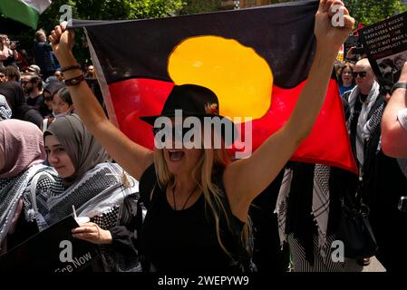 Melbourne, Victoria, Australien. Januar 2024. Tausende von Menschen versammeln sich am 26. Januar 2024 in Australien zu einer Rallye am Invasionstag und unterstützen die Forderungen der Ureinwohner, den Australia Day umzugestalten oder abzuschaffen. Ã¢â‚¬Å„Australia DayÃ¢â‚¬Â, der umstrittene Feiertag, der mit der Ankunft der ersten Flotte im Jahr 1788 in New South Wales in Verbindung steht, wird von vielen indigenen Gemeinschaften als Invasion Day oder Survival Day bezeichnet. (Kreditbild: © Mathias Heng/ZUMA Press Wire) NUR REDAKTIONELLE VERWENDUNG! Nicht für kommerzielle ZWECKE! Stockfoto