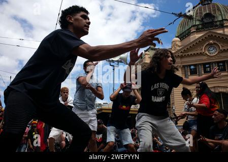 Melbourne, Victoria, Australien. Januar 2024. Tausende von Menschen versammeln sich am 26. Januar 2024 in Australien zur Demonstration zum Invasionstag, um die Forderungen der Indigenen nach einer Umgestaltung oder Abschaffung des Australia Day zu unterstützen. Der umstrittene Feiertag, der mit der Ankunft der ersten Flotte im Jahr 1788 in New South Wales in Einklang steht, wird von vielen indigenen Gemeinden als Invasion Day oder Survival Day bezeichnet. (Kreditbild: © Mathias Heng/ZUMA Press Wire) NUR REDAKTIONELLE VERWENDUNG! Nicht für kommerzielle ZWECKE! Stockfoto