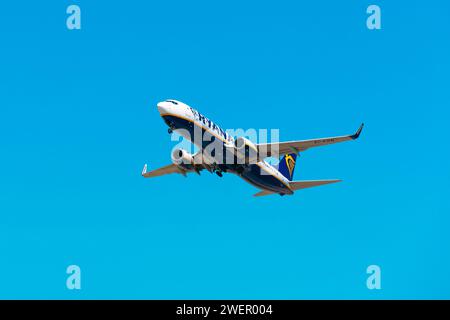 Boryspil, Ukraine - 5. August 2020: Das Flugzeug Boeing 737 (EI-EKM) von Ryanair startet vom Flughafen Boryspil Stockfoto