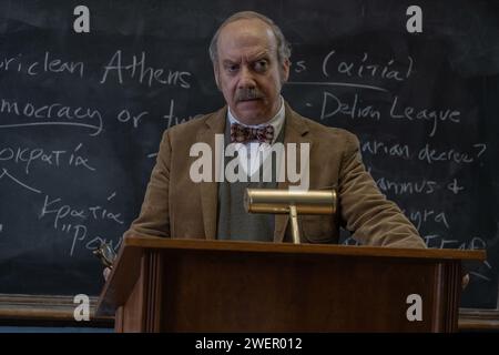ERSCHEINUNGSDATUM: 10. November 2023. TITEL: Die Holdovers. STUDIO: Miramax. DIREKTOR: Alexander Payne. Niemand mag den Lehrer Paul Hunham, nicht seine Schüler, nicht seine Kollegen, nicht den Schulleiter, der alle seine Pomposität und Starrheit als verärgert empfindet. Da er keine Familie hat und keine Möglichkeit hat, über die Weihnachtsferien im Jahr 1970 zu gehen, bleibt Paul in der Schule, um Schüler zu beaufsichtigen, die nicht nach Hause reisen können. DIE HAUPTROLLE: PAUL GIAMATTI als Paul Hunham. (Credit Image: © Miramax/Entertainment Pictures/ZUMAPRESS.com) NUR REDAKTIONELLE VERWENDUNG! Nicht für kommerzielle ZWECKE! Stockfoto