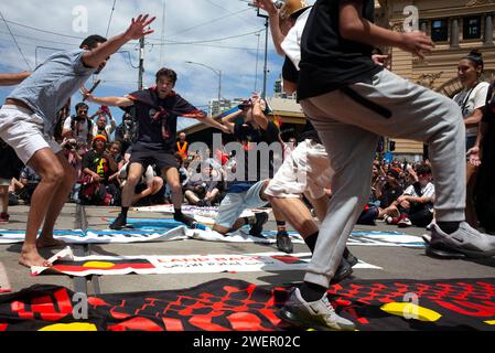 Melbourne, Victoria, Australien. Januar 2024. Tausende von Menschen versammeln sich in Australien zu einer Rallye zum Invasionstag, um die Forderungen der Indigenen nach einer Umgestaltung oder Abschaffung des Australia Day zu unterstützen, dem umstrittenen Feiertag, der mit der Ankunft der ersten Flotte im Jahr 1788 in New South Wales in Einklang steht und von vielen indigenen Gemeinschaften als Invasion Day oder Survival Day bezeichnet wird. (Kreditbild: © Mathias Heng/ZUMA Press Wire) NUR REDAKTIONELLE VERWENDUNG! Nicht für kommerzielle ZWECKE! Stockfoto