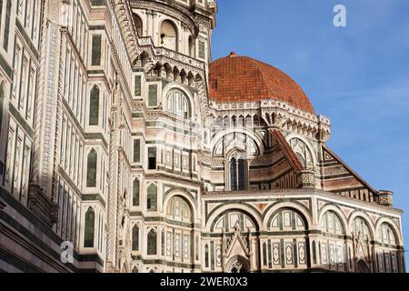 Der Duomo di Firenze steht majestätisch und einsam in diesem Bild und fängt die Pracht seines architektonischen Designs ein, ohne dass eine einzelne Person in Sicht ist. Stockfoto