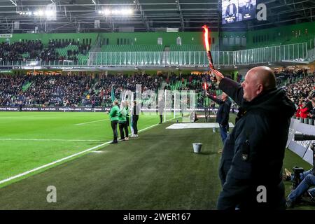 GRONINGEN, LAND WAAR HET PLAATS VINDT - 26. JANUAR: 1 Minute Applaus für „in memoriam“-Gedenken für die Anhänger, die 2023 während des niederländischen Keuken Kampioen Divisie-Spiels zwischen FC Groningen und Jong AZ in Euroborg am 26. Januar 2024 in Groningen, Land waar het plaats vindt starben. (Foto: Pieter van der Woude/Orange Pictures) Credit: Orange Pics BV/Alamy Live News Stockfoto