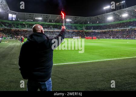 GRONINGEN, LAND WAAR HET PLAATS VINDT - 26. JANUAR: 1 Minute Applaus für „in memoriam“-Gedenken für die Anhänger, die 2023 während des niederländischen Keuken Kampioen Divisie-Spiels zwischen FC Groningen und Jong AZ in Euroborg am 26. Januar 2024 in Groningen, Land waar het plaats vindt starben. (Foto: Pieter van der Woude/Orange Pictures) Credit: Orange Pics BV/Alamy Live News Stockfoto