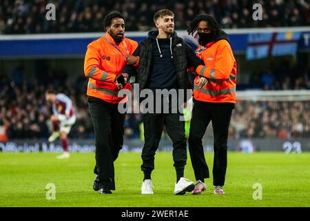 Ein Eindringling beim Spiel der 4. Runde des Chelsea FC gegen Aston Villa FC Emirates FA Cup in Stamford Bridge, London, England, Großbritannien am 26. Januar 2024 Credit: Every Second Media/Alamy Live News Stockfoto