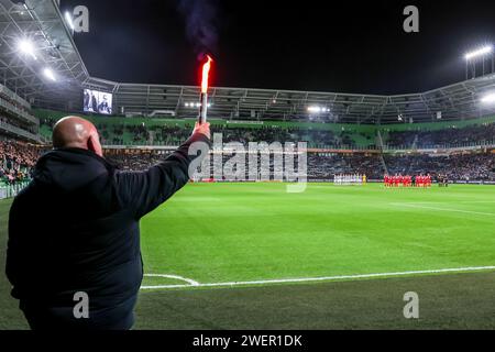 GRONINGEN, LAND WAAR HET PLAATS VINDT - 26. JANUAR: 1 Minute Applaus für „in memoriam“-Gedenken für die Anhänger, die 2023 während des niederländischen Keuken Kampioen Divisie-Spiels zwischen FC Groningen und Jong AZ in Euroborg am 26. Januar 2024 in Groningen, Land waar het plaats vindt starben. (Foto: Pieter van der Woude/Orange Pictures) Credit: Orange Pics BV/Alamy Live News Stockfoto