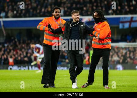 Ein Eindringling beim Spiel der 4. Runde des Chelsea FC gegen Aston Villa FC Emirates FA Cup in Stamford Bridge, London, England, Großbritannien am 26. Januar 2024 Credit: Every Second Media/Alamy Live News Stockfoto