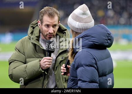 Frankfurt, Deutschland. Januar 2024. Frankfurt, Deutschland 26. Januar 2024: 1. BL - 2023/2024 - Eintracht Frankfurt vs. FSV Mainz 05 im Bild: Trainer Jan Siewert (Mainz) beim Fernsehinterview mit dem Sender DAZN. /// DFB-Vorschriften verbieten die Verwendung von Fotos als Bildsequenzen und/oder Quasi-Video /// Credit: dpa/Alamy Live News Stockfoto