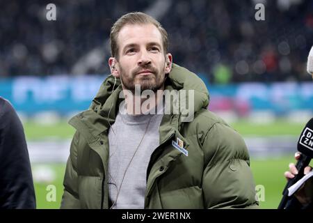 Frankfurt, Deutschland. Januar 2024. Frankfurt, Deutschland 26. Januar 2024: 1. BL - 2023/2024 - Eintracht Frankfurt vs. FSV Mainz 05 im Bild: Trainer Jan Siewert (Mainz) beim Fernsehinterview mit dem Sender DAZN. /// DFB-Vorschriften verbieten die Verwendung von Fotos als Bildsequenzen und/oder Quasi-Video /// Credit: dpa/Alamy Live News Stockfoto