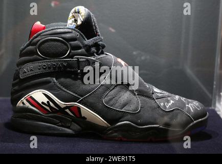 New York, New York, USA. Januar 2024. Air Jordan VIII (1993) Sneaker aus der „˜The Dynasty Collection“, ein Set aus 6 Michael Jordan „˜Championship Clinching“ Game Weed Air Jordan Sneakers mit einem geschätzten Wert von 7 bis 10 Millionen US-Dollar in Sotheby's New York. Die Sneakers wurden Tim Hallam, einem PR-Manager der Chicago Bulls, verliehen, der seit 1978 im Team war. (Kreditbild: © Nancy Kaszerman/ZUMA Press Wire) NUR REDAKTIONELLE VERWENDUNG! Nicht für kommerzielle ZWECKE! Quelle: ZUMA Press, Inc./Alamy Live News Stockfoto