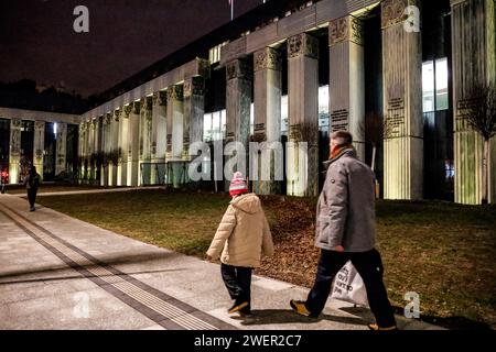 Warschau, Polen, 26. Januar 2024. Die Menschen laufen vor dem Obersten Gericht Polens und bauen sich inmitten eines Chaos auf, das durch rechtliche Unstimmigkeiten mit der vorherigen Regierung entstanden ist. Am 13. Dezember 2023 übernahm die aktuelle Regierung in Polen die Macht und übernahm die rechtsextreme Partei Recht und Gerechtigkeit, die seit acht Jahren regiert. Beide Seiten werfen einander verfassungswidrige Handlungen vor, und es gibt im Land de facto zwei Rechtssysteme. Quelle: Dominika Zarzycka/Alamy Live News Stockfoto