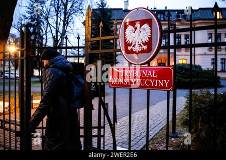 Warschau, Polen, 26. Januar 2024. Das Verfassungstribunal von Polen ist in einem Chaos gesehen, das durch rechtliche Unstimmigkeiten mit der vorherigen Regierung entstanden ist. Am 13. Dezember 2023 übernahm die aktuelle Regierung in Polen die Macht und übernahm die rechtsextreme Partei Recht und Gerechtigkeit, die seit acht Jahren regiert. Beide Seiten werfen einander verfassungswidrige Handlungen vor, und es gibt im Land de facto zwei Rechtssysteme. Quelle: Dominika Zarzycka/Alamy Live News Stockfoto