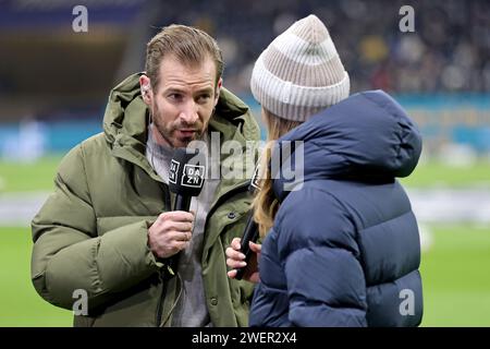 Frankfurt, Deutschland. Januar 2024. Frankfurt, Deutschland 26. Januar 2024: 1. BL - 2023/2024 - Eintracht Frankfurt vs. FSV Mainz 05 im Bild: Trainer Jan Siewert (Mainz) beim Fernsehinterview mit dem Sender DAZN. /// DFB-Vorschriften verbieten die Verwendung von Fotos als Bildsequenzen und/oder Quasi-Video /// Credit: dpa/Alamy Live News Stockfoto