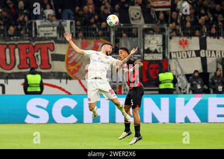 Frankfurt, Deutschland. Januar 2024. Frankfurt, Deutschland 26. Januar 2024: 1. BL - 2023/2024 - Eintracht Frankfurt vs. FSV Mainz 05 im Bild: v. li. im Zweikampf: Marco Richter (Mainz) gegen Tuta (Frankfurt). /// DFB-Vorschriften verbieten die Verwendung von Fotos als Bildsequenzen und/oder Quasi-Video /// Credit: dpa/Alamy Live News Stockfoto