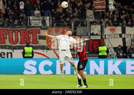 Frankfurt, Deutschland. Januar 2024. Frankfurt, Deutschland 26. Januar 2024: 1. BL - 2023/2024 - Eintracht Frankfurt vs. FSV Mainz 05 im Bild: v. li. im Zweikampf: Marco Richter (Mainz) gegen Tuta (Frankfurt). /// DFB-Vorschriften verbieten die Verwendung von Fotos als Bildsequenzen und/oder Quasi-Video /// Credit: dpa/Alamy Live News Stockfoto