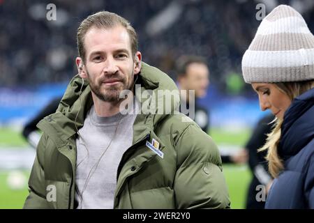 Frankfurt, Deutschland. Januar 2024. Frankfurt, Deutschland 26. Januar 2024: 1. BL - 2023/2024 - Eintracht Frankfurt vs. FSV Mainz 05 im Bild: Trainer Jan Siewert (Mainz) beim Fernsehinterview mit dem Sender DAZN. /// DFB-Vorschriften verbieten die Verwendung von Fotos als Bildsequenzen und/oder Quasi-Video /// Credit: dpa/Alamy Live News Stockfoto