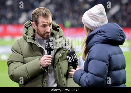 Frankfurt, Deutschland. Januar 2024. Frankfurt, Deutschland 26. Januar 2024: 1. BL - 2023/2024 - Eintracht Frankfurt vs. FSV Mainz 05 im Bild: Trainer Jan Siewert (Mainz) beim Fernsehinterview mit dem Sender DAZN. /// DFB-Vorschriften verbieten die Verwendung von Fotos als Bildsequenzen und/oder Quasi-Video /// Credit: dpa/Alamy Live News Stockfoto