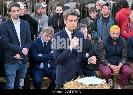 Toulouse, Frankreich. Januar 2024. © PHOTOPQR/LA DEPECHE DU MIDI/NATHALIE SAINT AFFRE ; TOULOUSE ; 26/01/2024 ; DDM NATHALIE SAINT AFFRE MONTESQUIEU DE SALIES 31 GABRIEL ATTAL PREMIER MINISTRE VIENT REPONDRE AUX AGRICULTEURS EN COLERE ET A JEROME BAYLE LEADER DU MOUVEMENT DE CONTESTATION A CARBONE OU IL Y A EU LE PREMIER BLOCAGE D AUTOROUTE - DER FRANZÖSISCHE PREMIERMINISTER GABRIEL ATTAL VERSUCHTE, DIE WUT ZU LINDERN der französischen Bauern auf Besuch in der Region Haute-Garonne am Freitag, 26. Januar 2024 Credit: MAXPPP/Alamy Live News Stockfoto