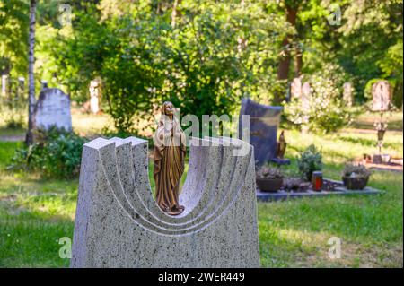 Marienstatue auf einem Grabstein auf dem Friedhof Stockfoto