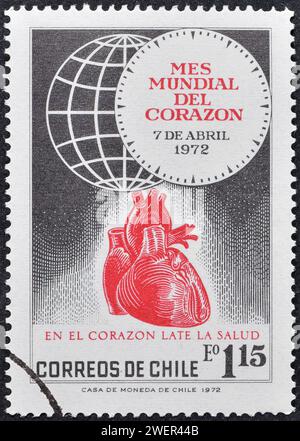 Gestempelte Briefmarke gedruckt von Chile, die menschliches Herz und Globe zeigt, Weltgesundheitsmonat, um 1972. Stockfoto