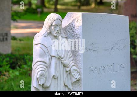 Weiße Figur Jesu mit Stigmata in den Händen auf dem Grabstein des Friedhofs Stockfoto