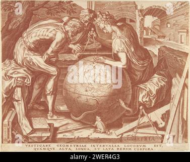 Geometrie (Meetkunde), Cornelis Cort, nach frans Blume (1), 1565 Druck Geometria, eine Frau mit einer Krone der Stadt auf dem Kopf, misst den Abstand zwischen zwei Punkten mit einem Passanten auf einem Globus. Zwei Männer beobachten mit ihr. Messgeräte und Bücher sind am Boden. Ein Pfad und eine Schlange versuchen, die Kurve des Globus hinaufzuklettern. Im Hintergrund Ruinen von antiken Gebäuden. Papiergravur „Geometrie“ ( quadrivium); „Geometrie“ (Ripa) Stockfoto