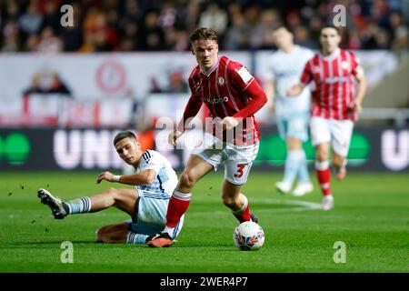 Nicolas Dominguez (links) von Nottingham Forest und Cameron Pring von Bristol City kämpfen um den Ball während des Spiels der vierten Runde des Emirates FA Cup in Ashton Gate, Bristol. Bilddatum: Freitag, 26. Januar 2024. Stockfoto