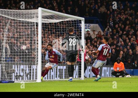 London, Großbritannien. Januar 2024. 26. Januar 2024; Stamford Bridge, Chelsea, London, England: FA Cup Fourth Round Football, Chelsea gegen Aston Villa; Douglas Luiz von Aston Villa feiert das Tor in der 12. Minute, aber das Tor für Handball wurde nach einer VAR-Prüfung ausgeschlossen. Beschreibung: Action Plus Sports Images/Alamy Live News Stockfoto