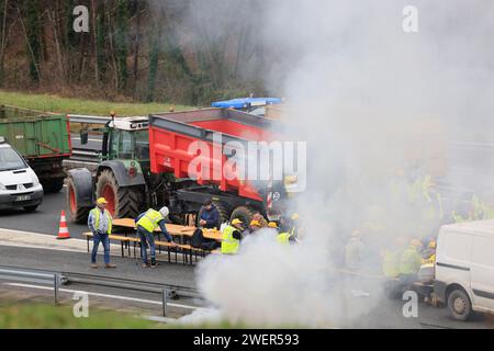 Brive-la-Gaillarde, Frankreich. Januar 2024. Wut und Demonstration der Bauern in Frankreich. Sperrung der Autobahn A20 in Brive-la-Gaillarde durch Landwirte, die eine gerechte Bezahlung ihrer Produktion, weniger Standards und fairen internationalen Agrarhandel fordern. Brive-la-Gaillarde, Correze, Limousin, Frankreich, Europa. Foto: Hugo Martin/Alamy Live News. Stockfoto