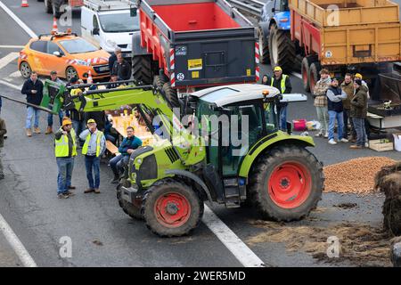 Brive-la-Gaillarde, Frankreich. Januar 2024. Wut und Demonstration der Bauern in Frankreich. Sperrung der Autobahn A20 in Brive-la-Gaillarde durch Landwirte, die eine gerechte Bezahlung ihrer Produktion, weniger Standards und fairen internationalen Agrarhandel fordern. Brive-la-Gaillarde, Correze, Limousin, Frankreich, Europa. Foto: Hugo Martin/Alamy Live News. Stockfoto