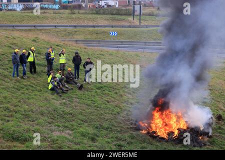 Brive-la-Gaillarde, Frankreich. Januar 2024. Wut und Demonstration der Bauern in Frankreich. Sperrung der Autobahn A20 in Brive-la-Gaillarde durch Landwirte, die eine gerechte Bezahlung ihrer Produktion, weniger Standards und fairen internationalen Agrarhandel fordern. Brive-la-Gaillarde, Correze, Limousin, Frankreich, Europa. Foto: Hugo Martin/Alamy Live News. Stockfoto