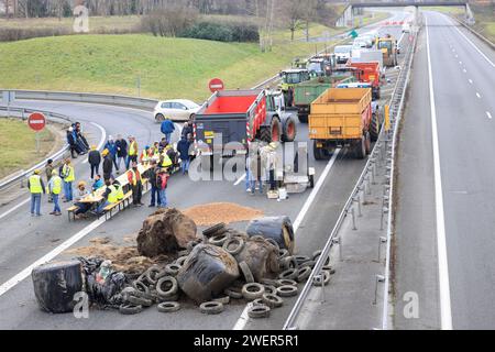 Brive-la-Gaillarde, Frankreich. Januar 2024. Wut und Demonstration der Bauern in Frankreich. Sperrung der Autobahn A20 in Brive-la-Gaillarde durch Landwirte, die eine gerechte Bezahlung ihrer Produktion, weniger Standards und fairen internationalen Agrarhandel fordern. Brive-la-Gaillarde, Correze, Limousin, Frankreich, Europa. Foto: Hugo Martin/Alamy Live News. Stockfoto