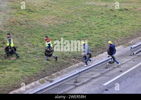 Brive-la-Gaillarde, Frankreich. Januar 2024. Wut und Demonstration der Bauern in Frankreich. Sperrung der Autobahn A20 in Brive-la-Gaillarde durch Landwirte, die eine gerechte Bezahlung ihrer Produktion, weniger Standards und fairen internationalen Agrarhandel fordern. Brive-la-Gaillarde, Correze, Limousin, Frankreich, Europa. Foto: Hugo Martin/Alamy Live News. Stockfoto