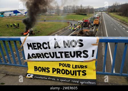 Brive-la-Gaillarde, Frankreich. Januar 2024. Wut und Demonstration der Bauern in Frankreich. Sperrung der Autobahn A20 in Brive-la-Gaillarde durch Landwirte, die eine gerechte Bezahlung ihrer Produktion, weniger Standards und fairen internationalen Agrarhandel fordern. Brive-la-Gaillarde, Correze, Limousin, Frankreich, Europa. Foto: Hugo Martin/Alamy Live News. Stockfoto