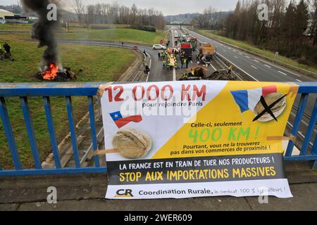 Brive-la-Gaillarde, Frankreich. Januar 2024. Wut und Demonstration der Bauern in Frankreich. Sperrung der Autobahn A20 in Brive-la-Gaillarde durch Landwirte, die eine gerechte Bezahlung ihrer Produktion, weniger Standards und fairen internationalen Agrarhandel fordern. Brive-la-Gaillarde, Correze, Limousin, Frankreich, Europa. Foto: Hugo Martin/Alamy Live News. Stockfoto