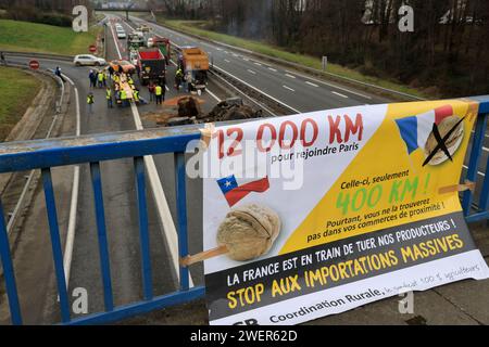 Brive-la-Gaillarde, Frankreich. Januar 2024. Wut und Demonstration der Bauern in Frankreich. Sperrung der Autobahn A20 in Brive-la-Gaillarde durch Landwirte, die eine gerechte Bezahlung ihrer Produktion, weniger Standards und fairen internationalen Agrarhandel fordern. Brive-la-Gaillarde, Correze, Limousin, Frankreich, Europa. Foto: Hugo Martin/Alamy Live News. Stockfoto