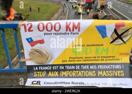 Brive-la-Gaillarde, Frankreich. Januar 2024. Wut und Demonstration der Bauern in Frankreich. Sperrung der Autobahn A20 in Brive-la-Gaillarde durch Landwirte, die eine gerechte Bezahlung ihrer Produktion, weniger Standards und fairen internationalen Agrarhandel fordern. Brive-la-Gaillarde, Correze, Limousin, Frankreich, Europa. Foto: Hugo Martin/Alamy Live News. Stockfoto