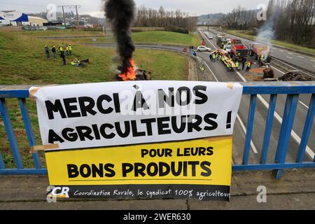 Brive-la-Gaillarde, Frankreich. Januar 2024. Wut und Demonstration der Bauern in Frankreich. Sperrung der Autobahn A20 in Brive-la-Gaillarde durch Landwirte, die eine gerechte Bezahlung ihrer Produktion, weniger Standards und fairen internationalen Agrarhandel fordern. Brive-la-Gaillarde, Correze, Limousin, Frankreich, Europa. Foto: Hugo Martin/Alamy Live News. Stockfoto