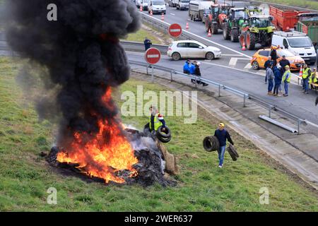 Brive-la-Gaillarde, Frankreich. Januar 2024. Wut und Demonstration der Bauern in Frankreich. Sperrung der Autobahn A20 in Brive-la-Gaillarde durch Landwirte, die eine gerechte Bezahlung ihrer Produktion, weniger Standards und fairen internationalen Agrarhandel fordern. Brive-la-Gaillarde, Correze, Limousin, Frankreich, Europa. Foto: Hugo Martin/Alamy Live News. Stockfoto