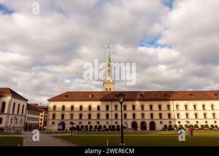 ST. GALLEN, SCHWEIZ - 3. JANUAR 2024: Auf dem Platz in der Nähe des Klosters in St. Gallen, Januar 2024 Stockfoto