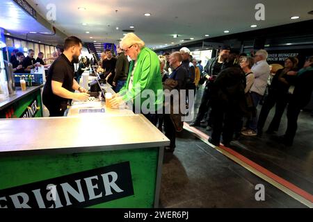 Berlin, Deutschland. Januar 2024. 26.01.2024, Velodrom, Berlin, DEU, 111. Berliner Sechstagerennen, im Bild Bierstand Foto: Jürgen Engler/nordphoto GmbH/dpa/Alamy Live News Stockfoto